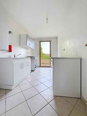 Bron : T4 Traversant avec terrasse, loggia, cave et garage double