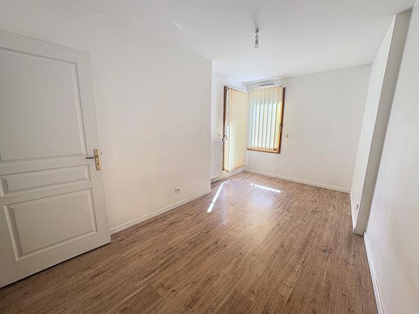 Bron : T4 Traversant avec terrasse, loggia, cave et garage double