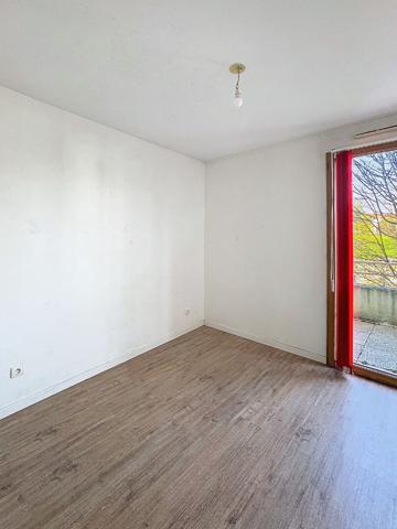 Bron : T4 Traversant avec terrasse, loggia, cave et garage double