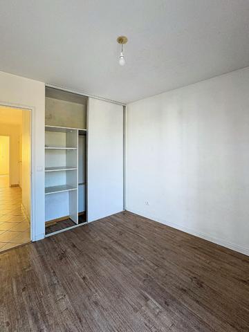 Bron : T4 Traversant avec terrasse, loggia, cave et garage double
