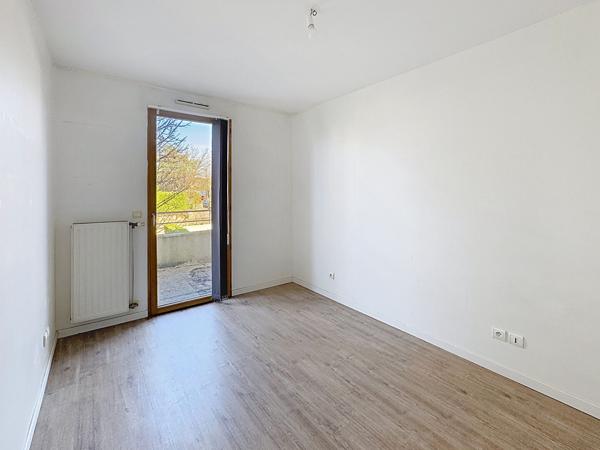 Bron : T4 Traversant avec terrasse, loggia, cave et garage double