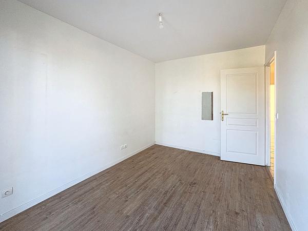 Bron : T4 Traversant avec terrasse, loggia, cave et garage double