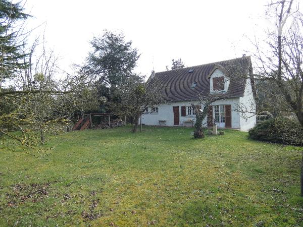 A vendre, dans la commune recherché de BENNECOURT, cette maison édifiée sur sous-sol total.