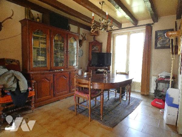 A vendre, dans la commune recherché de BENNECOURT, cette maison édifiée sur sous-sol total.