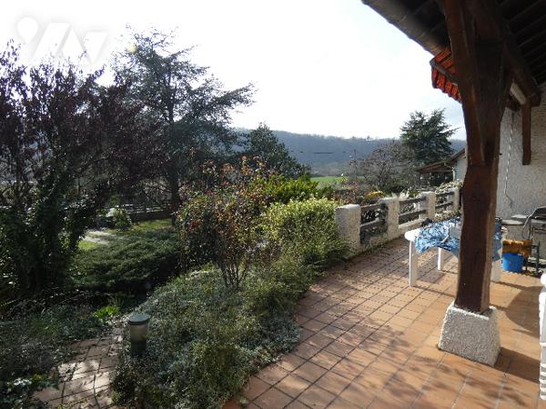 A vendre, dans la commune recherché de BENNECOURT, cette maison édifiée sur sous-sol total.