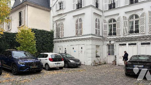 Paris 8e – Av. Gabriel – Studio atypique RDC sur cour pavée – 15,46 m² – Accès indépendant