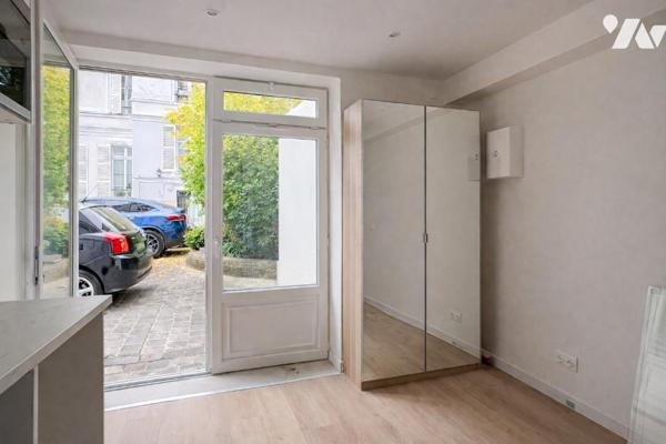 Paris 8e – Av. Gabriel – Studio atypique RDC sur cour pavée – 15,46 m² – Accès indépendant