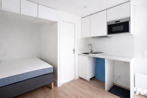 Paris 8e – Av. Gabriel – Studio atypique RDC sur cour pavée – 15,46 m² – Accès indépendant