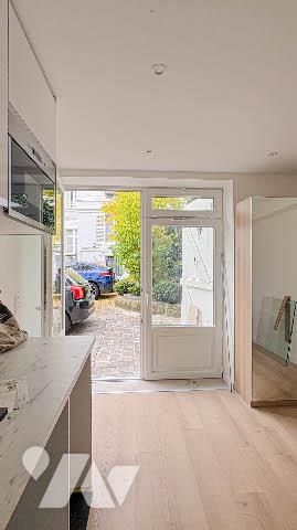 Paris 8e – Av. Gabriel – Studio atypique RDC sur cour pavée – 15,46 m² – Accès indépendant
