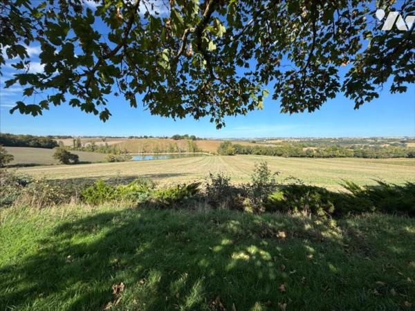 PROPRIETE AVEC VUE DEGAGEE ET PISCINE