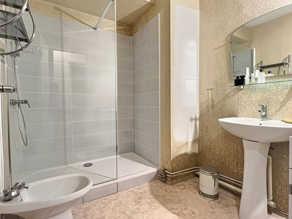 A vendre Appartement de type 4 à Marseille 13006 - secteur LODI - Terrasse - Jardin