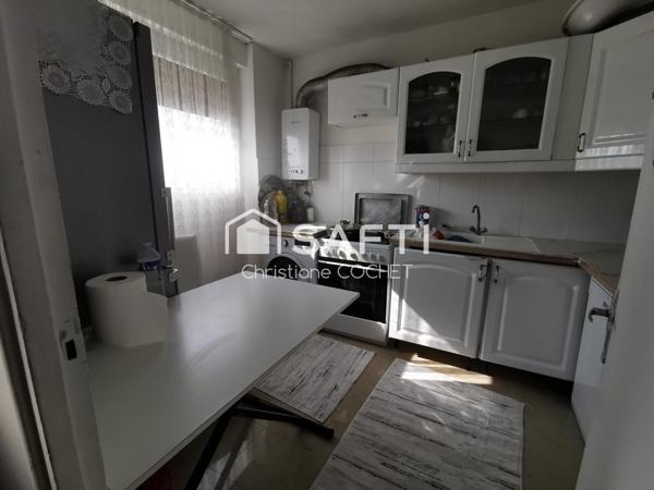 Grand T4 en duplex, vue imprenable sur Melun, sans vis-à-vis, box, cellier et cave.