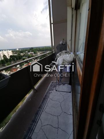 Grand T4 en duplex, vue imprenable sur Melun, sans vis-à-vis, box, cellier et cave.