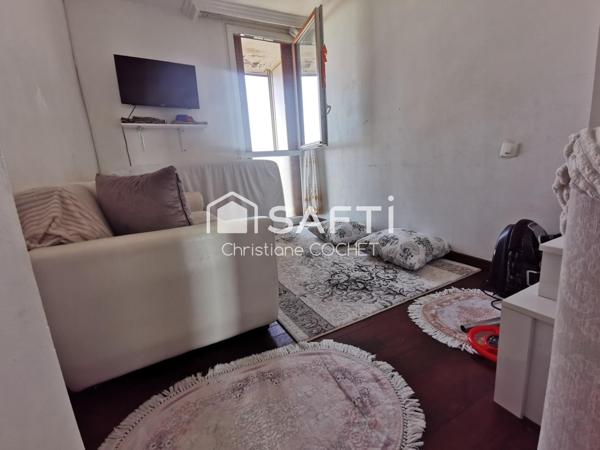 Grand T4 en duplex, vue imprenable sur Melun, sans vis-à-vis, box, cellier et cave.