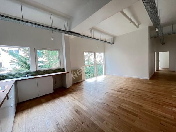 Suresnes limite Puteaux: APPARTEMENT/LOFT de 93m² , 4 pièces -3 chambres, deux places de parking