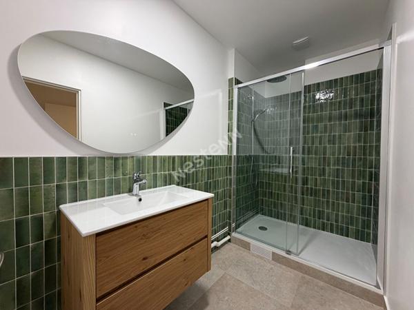 Suresnes limite Puteaux: APPARTEMENT/LOFT de 93m² , 4 pièces -3 chambres, deux places de parking