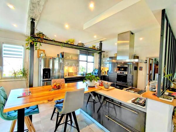Vente                                                      Villa
                        
                     6 pièces                      196 m2                     à Soual
