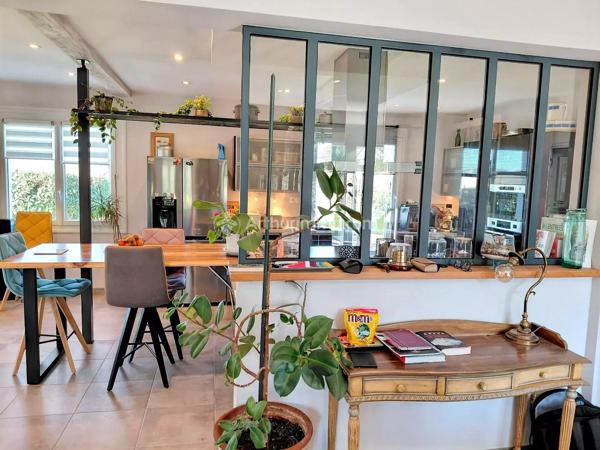Vente                                                      Villa
                        
                     6 pièces                      196 m2                     à Soual