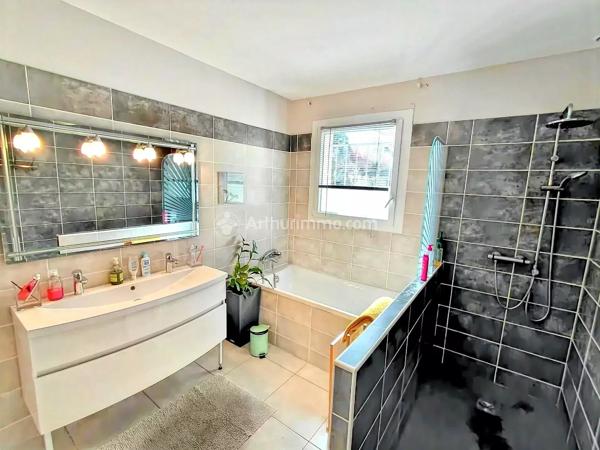 Vente                                                      Villa
                        
                     6 pièces                      196 m2                     à Soual