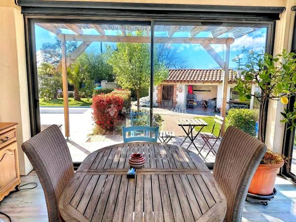Vente                                                      Villa
                        
                     6 pièces                      196 m2                     à Soual