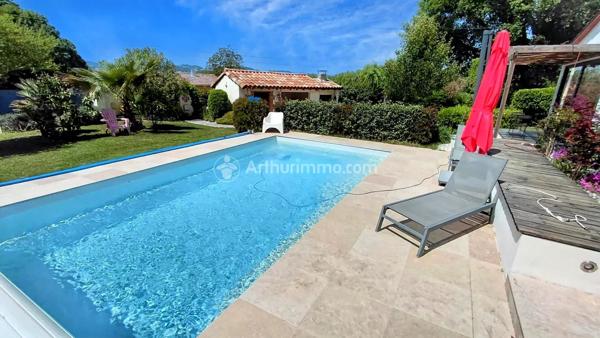 Vente                                                      Villa
                        
                     6 pièces                      196 m2                     à Soual