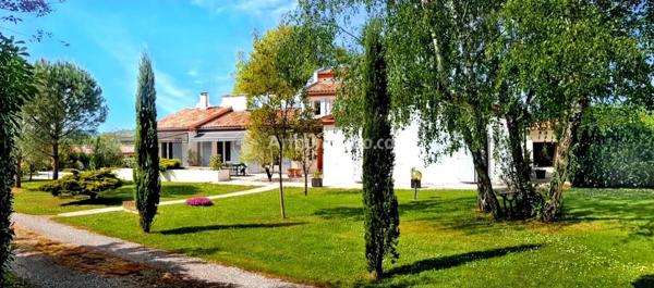 Vente                                                      Villa
                        
                     6 pièces                      196 m2                     à Soual