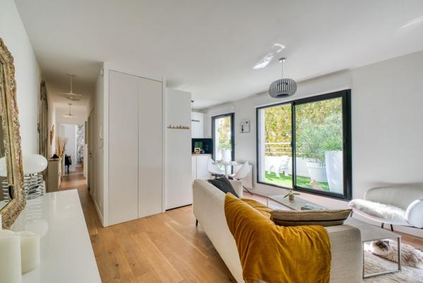 Superbe appartement rénové avec terrasse et garage double