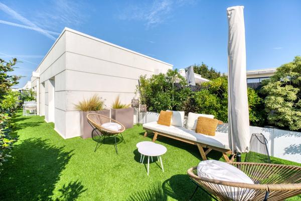 Superbe appartement rénové avec terrasse et garage double