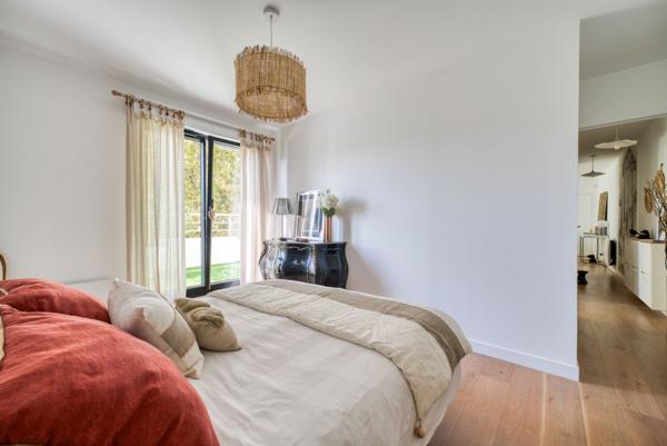 Superbe appartement rénové avec terrasse et garage double