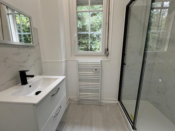 A LOUER STUDIO meublé refait à neuf 34 m² avec parking