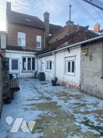 A VENDRE DANS LE NORD A BAILLEUL (59) MAISON DE VILLE AVEC UN EXTERIEUR DE 80m², ET DEPENDANCE ...