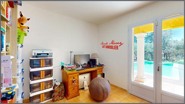 Villa au sein du golf de Barbaroux - villa plain pied de 120 m2 - 3 chambres et 2 pièces d'eau - piscine - garage et terrain de 1648 m2