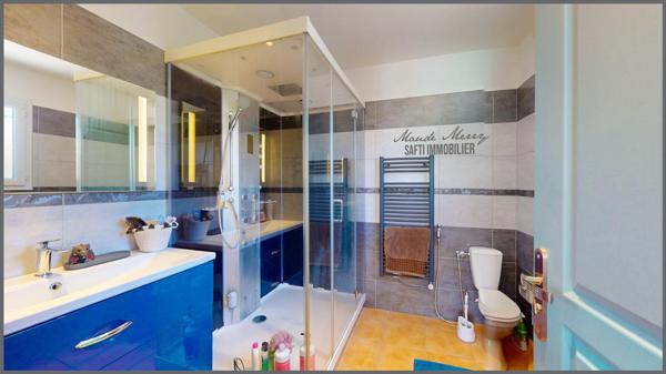 Villa au sein du golf de Barbaroux - villa plain pied de 120 m2 - 3 chambres et 2 pièces d'eau - piscine - garage et terrain de 1648 m2