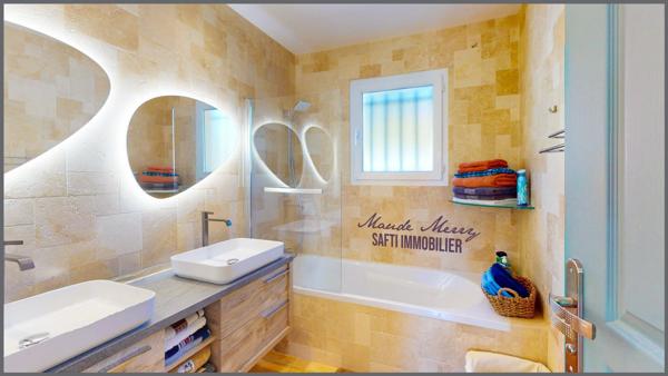 Villa au sein du golf de Barbaroux - villa plain pied de 120 m2 - 3 chambres et 2 pièces d'eau - piscine - garage et terrain de 1648 m2