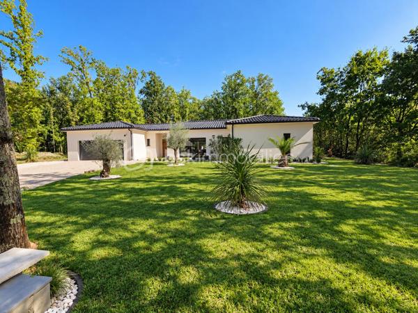 ✨ ÉLÉGANTE VILLA AVEC PISCINE – SAINT-ÉTIENNE-DE-TULMONT

À seulement 2 km des commerces, découvrez cette belle villa de plain-pied nichée dans un environnement verdoyant, sur un grand jardin arboré et entièrement clôturé.

Dès l’entrée, vous serez séduits par sa luminosité et ses beaux volumes, avec une superbe pièce de vie de plus de 60 m², composée d’un séjour spacieux avec cuisine ouverte entièrement équipée, créant un espace convivial et chaleureux, idéal pour recevoir.

🌿 L’espace nuit offre 4 chambres avec rangements, dont une suite parentale, une belle salle de bain ainsi que 2 WC indépendants. Un espace cellier/buanderie et un double garage viennent compléter les prestations.

🌴 À l’extérieur, place à la détente : une magnifique piscine avec revêtement effet pierre de Bali et cascade, accompagnée de son pool house, s’intègre parfaitement au jardin arboré et crée une véritable ambiance de vacances à la maison.

🌡️ Côté confort, la villa bénéficie d’une pompe à chaleur gainable avec thermostats individuels, permettant d’adapter la température de chaque espace.

❤️ Une villa familiale aux prestations soignées, où volumes, confort et espaces extérieurs se conjuguent parfaitement. Une visite s’impose !