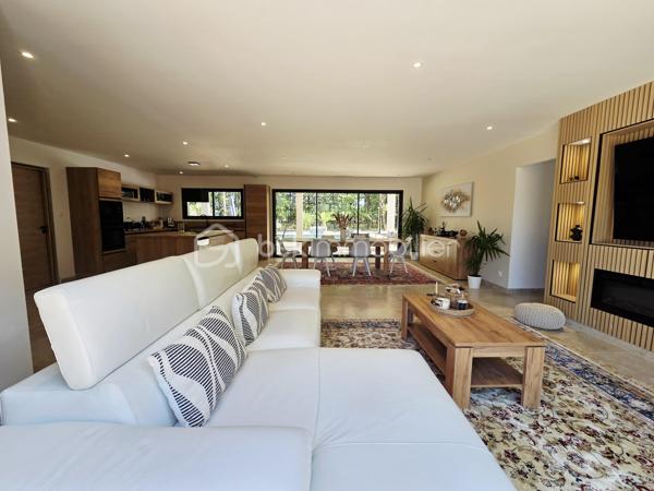 ✨ ÉLÉGANTE VILLA AVEC PISCINE – SAINT-ÉTIENNE-DE-TULMONT

À seulement 2 km des commerces, découvrez cette belle villa de plain-pied nichée dans un environnement verdoyant, sur un grand jardin arboré et entièrement clôturé.

Dès l’entrée, vous serez séduits par sa luminosité et ses beaux volumes, avec une superbe pièce de vie de plus de 60 m², composée d’un séjour spacieux avec cuisine ouverte entièrement équipée, créant un espace convivial et chaleureux, idéal pour recevoir.

🌿 L’espace nuit offre 4 chambres avec rangements, dont une suite parentale, une belle salle de bain ainsi que 2 WC indépendants. Un espace cellier/buanderie et un double garage viennent compléter les prestations.

🌴 À l’extérieur, place à la détente : une magnifique piscine avec revêtement effet pierre de Bali et cascade, accompagnée de son pool house, s’intègre parfaitement au jardin arboré et crée une véritable ambiance de vacances à la maison.

🌡️ Côté confort, la villa bénéficie d’une pompe à chaleur gainable avec thermostats individuels, permettant d’adapter la température de chaque espace.

❤️ Une villa familiale aux prestations soignées, où volumes, confort et espaces extérieurs se conjuguent parfaitement. Une visite s’impose !