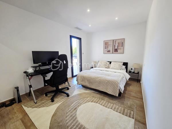 ✨ ÉLÉGANTE VILLA AVEC PISCINE – SAINT-ÉTIENNE-DE-TULMONT

À seulement 2 km des commerces, découvrez cette belle villa de plain-pied nichée dans un environnement verdoyant, sur un grand jardin arboré et entièrement clôturé.

Dès l’entrée, vous serez séduits par sa luminosité et ses beaux volumes, avec une superbe pièce de vie de plus de 60 m², composée d’un séjour spacieux avec cuisine ouverte entièrement équipée, créant un espace convivial et chaleureux, idéal pour recevoir.

🌿 L’espace nuit offre 4 chambres avec rangements, dont une suite parentale, une belle salle de bain ainsi que 2 WC indépendants. Un espace cellier/buanderie et un double garage viennent compléter les prestations.

🌴 À l’extérieur, place à la détente : une magnifique piscine avec revêtement effet pierre de Bali et cascade, accompagnée de son pool house, s’intègre parfaitement au jardin arboré et crée une véritable ambiance de vacances à la maison.

🌡️ Côté confort, la villa bénéficie d’une pompe à chaleur gainable avec thermostats individuels, permettant d’adapter la température de chaque espace.

❤️ Une villa familiale aux prestations soignées, où volumes, confort et espaces extérieurs se conjuguent parfaitement. Une visite s’impose !