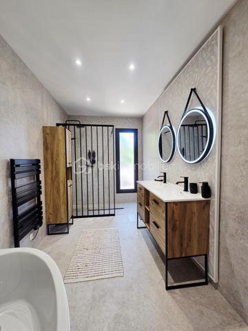 ✨ ÉLÉGANTE VILLA AVEC PISCINE – SAINT-ÉTIENNE-DE-TULMONT

À seulement 2 km des commerces, découvrez cette belle villa de plain-pied nichée dans un environnement verdoyant, sur un grand jardin arboré et entièrement clôturé.

Dès l’entrée, vous serez séduits par sa luminosité et ses beaux volumes, avec une superbe pièce de vie de plus de 60 m², composée d’un séjour spacieux avec cuisine ouverte entièrement équipée, créant un espace convivial et chaleureux, idéal pour recevoir.

🌿 L’espace nuit offre 4 chambres avec rangements, dont une suite parentale, une belle salle de bain ainsi que 2 WC indépendants. Un espace cellier/buanderie et un double garage viennent compléter les prestations.

🌴 À l’extérieur, place à la détente : une magnifique piscine avec revêtement effet pierre de Bali et cascade, accompagnée de son pool house, s’intègre parfaitement au jardin arboré et crée une véritable ambiance de vacances à la maison.

🌡️ Côté confort, la villa bénéficie d’une pompe à chaleur gainable avec thermostats individuels, permettant d’adapter la température de chaque espace.

❤️ Une villa familiale aux prestations soignées, où volumes, confort et espaces extérieurs se conjuguent parfaitement. Une visite s’impose !