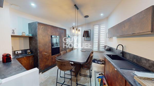 Carpentras, appartement comme une maison de ville (245 m² Carrez) entièrement rénové avec extérieurs