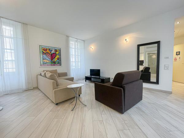 Cannes (06400) Très beau T2 au 2ème étage d'un très bel immeuble