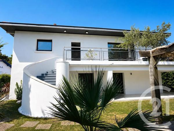 Maison à vendre  8 pièces - 210,97 m 2   ANGLET  - 64