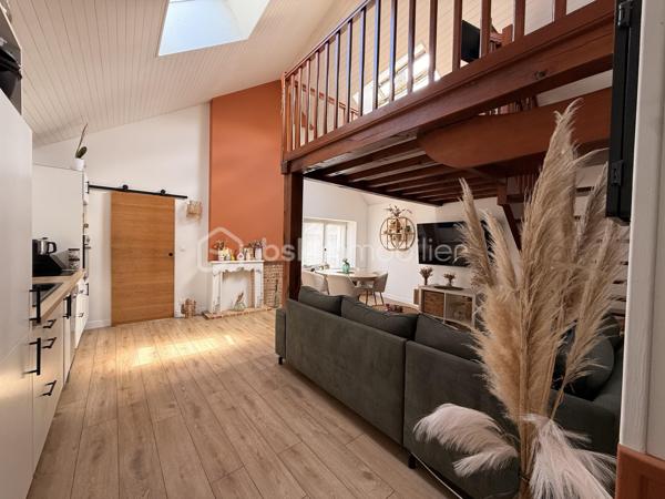 Et si votre prochain coup de cœur se cachait dans une petite rue paisible, à deux pas de toutes les commodités ?

Situé en rez-de-chaussée d'une petite copropriété, avec son entrée indépendante, cet appartement de 63,4 m² séduit dès l'entrée par sa belle hauteur sous plafond et sa luminosité.

L'espace de vie offre une atmosphère chaleureuse avec une cuisine ouverte sur le salon, sublimée par une cheminée décorative qui renforce tout le cachet des lieux.

L'appartement se compose de :
- Un vaste espace de vie avec cuisine ouverte,
- 2 chambres 
- Un espace mezzanine, idéal pour un coin lecture, un bureau ou un espace détente
- Une salle d'eau,
- Un WC indépendant
Charges avec eau froide : 1295€/an

Les atouts : 

- DPE C 
- Appartement chaleureux, lumineux
- Charme de l'ancien avec volumes atypiques
- Centre de Saint-Aubin-d'Aubigné : commerces, écoles et services accessibles à pied


Un logement plein de charme, idéal pour celles et ceux à la recherche d'un bien atypique et agréable à vivre, au cœur du centre-ville.

À découvrir rapidement pour apprécier pleinement ses volumes et son atmosphère