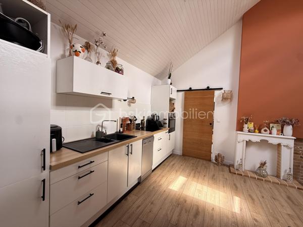 Et si votre prochain coup de cœur se cachait dans une petite rue paisible, à deux pas de toutes les commodités ?

Situé en rez-de-chaussée d'une petite copropriété, avec son entrée indépendante, cet appartement de 63,4 m² séduit dès l'entrée par sa belle hauteur sous plafond et sa luminosité.

L'espace de vie offre une atmosphère chaleureuse avec une cuisine ouverte sur le salon, sublimée par une cheminée décorative qui renforce tout le cachet des lieux.

L'appartement se compose de :
- Un vaste espace de vie avec cuisine ouverte,
- 2 chambres 
- Un espace mezzanine, idéal pour un coin lecture, un bureau ou un espace détente
- Une salle d'eau,
- Un WC indépendant
Charges avec eau froide : 1295€/an

Les atouts : 

- DPE C 
- Appartement chaleureux, lumineux
- Charme de l'ancien avec volumes atypiques
- Centre de Saint-Aubin-d'Aubigné : commerces, écoles et services accessibles à pied


Un logement plein de charme, idéal pour celles et ceux à la recherche d'un bien atypique et agréable à vivre, au cœur du centre-ville.

À découvrir rapidement pour apprécier pleinement ses volumes et son atmosphère