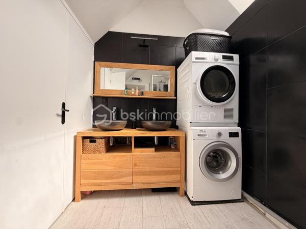 Et si votre prochain coup de cœur se cachait dans une petite rue paisible, à deux pas de toutes les commodités ?

Situé en rez-de-chaussée d'une petite copropriété, avec son entrée indépendante, cet appartement de 63,4 m² séduit dès l'entrée par sa belle hauteur sous plafond et sa luminosité.

L'espace de vie offre une atmosphère chaleureuse avec une cuisine ouverte sur le salon, sublimée par une cheminée décorative qui renforce tout le cachet des lieux.

L'appartement se compose de :
- Un vaste espace de vie avec cuisine ouverte,
- 2 chambres 
- Un espace mezzanine, idéal pour un coin lecture, un bureau ou un espace détente
- Une salle d'eau,
- Un WC indépendant
Charges avec eau froide : 1295€/an

Les atouts : 

- DPE C 
- Appartement chaleureux, lumineux
- Charme de l'ancien avec volumes atypiques
- Centre de Saint-Aubin-d'Aubigné : commerces, écoles et services accessibles à pied


Un logement plein de charme, idéal pour celles et ceux à la recherche d'un bien atypique et agréable à vivre, au cœur du centre-ville.

À découvrir rapidement pour apprécier pleinement ses volumes et son atmosphère