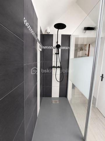 Et si votre prochain coup de cœur se cachait dans une petite rue paisible, à deux pas de toutes les commodités ?

Situé en rez-de-chaussée d'une petite copropriété, avec son entrée indépendante, cet appartement de 63,4 m² séduit dès l'entrée par sa belle hauteur sous plafond et sa luminosité.

L'espace de vie offre une atmosphère chaleureuse avec une cuisine ouverte sur le salon, sublimée par une cheminée décorative qui renforce tout le cachet des lieux.

L'appartement se compose de :
- Un vaste espace de vie avec cuisine ouverte,
- 2 chambres 
- Un espace mezzanine, idéal pour un coin lecture, un bureau ou un espace détente
- Une salle d'eau,
- Un WC indépendant
Charges avec eau froide : 1295€/an

Les atouts : 

- DPE C 
- Appartement chaleureux, lumineux
- Charme de l'ancien avec volumes atypiques
- Centre de Saint-Aubin-d'Aubigné : commerces, écoles et services accessibles à pied


Un logement plein de charme, idéal pour celles et ceux à la recherche d'un bien atypique et agréable à vivre, au cœur du centre-ville.

À découvrir rapidement pour apprécier pleinement ses volumes et son atmosphère