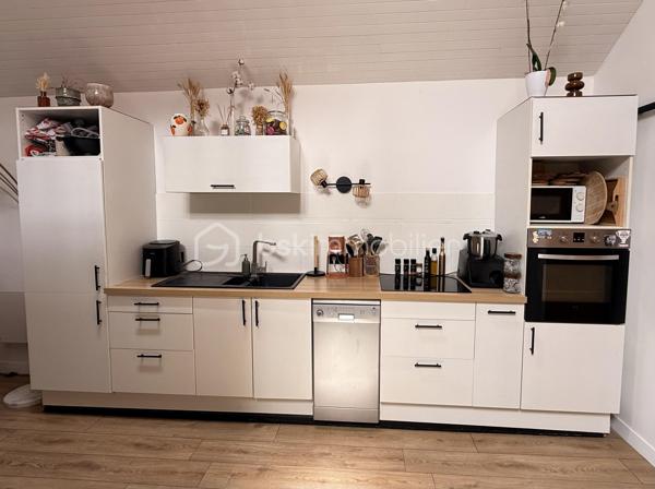 Et si votre prochain coup de cœur se cachait dans une petite rue paisible, à deux pas de toutes les commodités ?

Situé en rez-de-chaussée d'une petite copropriété, avec son entrée indépendante, cet appartement de 63,4 m² séduit dès l'entrée par sa belle hauteur sous plafond et sa luminosité.

L'espace de vie offre une atmosphère chaleureuse avec une cuisine ouverte sur le salon, sublimée par une cheminée décorative qui renforce tout le cachet des lieux.

L'appartement se compose de :
- Un vaste espace de vie avec cuisine ouverte,
- 2 chambres 
- Un espace mezzanine, idéal pour un coin lecture, un bureau ou un espace détente
- Une salle d'eau,
- Un WC indépendant
Charges avec eau froide : 1295€/an

Les atouts : 

- DPE C 
- Appartement chaleureux, lumineux
- Charme de l'ancien avec volumes atypiques
- Centre de Saint-Aubin-d'Aubigné : commerces, écoles et services accessibles à pied


Un logement plein de charme, idéal pour celles et ceux à la recherche d'un bien atypique et agréable à vivre, au cœur du centre-ville.

À découvrir rapidement pour apprécier pleinement ses volumes et son atmosphère
