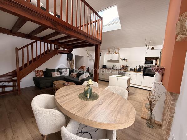 Et si votre prochain coup de cœur se cachait dans une petite rue paisible, à deux pas de toutes les commodités ?

Situé en rez-de-chaussée d'une petite copropriété, avec son entrée indépendante, cet appartement de 63,4 m² séduit dès l'entrée par sa belle hauteur sous plafond et sa luminosité.

L'espace de vie offre une atmosphère chaleureuse avec une cuisine ouverte sur le salon, sublimée par une cheminée décorative qui renforce tout le cachet des lieux.

L'appartement se compose de :
- Un vaste espace de vie avec cuisine ouverte,
- 2 chambres 
- Un espace mezzanine, idéal pour un coin lecture, un bureau ou un espace détente
- Une salle d'eau,
- Un WC indépendant
Charges avec eau froide : 1295€/an

Les atouts : 

- DPE C 
- Appartement chaleureux, lumineux
- Charme de l'ancien avec volumes atypiques
- Centre de Saint-Aubin-d'Aubigné : commerces, écoles et services accessibles à pied


Un logement plein de charme, idéal pour celles et ceux à la recherche d'un bien atypique et agréable à vivre, au cœur du centre-ville.

À découvrir rapidement pour apprécier pleinement ses volumes et son atmosphère
