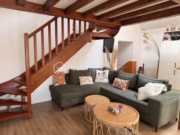 Et si votre prochain coup de cœur se cachait dans une petite rue paisible, à deux pas de toutes les commodités ?

Situé en rez-de-chaussée d'une petite copropriété, avec son entrée indépendante, cet appartement de 63,4 m² séduit dès l'entrée par sa belle hauteur sous plafond et sa luminosité.

L'espace de vie offre une atmosphère chaleureuse avec une cuisine ouverte sur le salon, sublimée par une cheminée décorative qui renforce tout le cachet des lieux.

L'appartement se compose de :
- Un vaste espace de vie avec cuisine ouverte,
- 2 chambres 
- Un espace mezzanine, idéal pour un coin lecture, un bureau ou un espace détente
- Une salle d'eau,
- Un WC indépendant
Charges avec eau froide : 1295€/an

Les atouts : 

- DPE C 
- Appartement chaleureux, lumineux
- Charme de l'ancien avec volumes atypiques
- Centre de Saint-Aubin-d'Aubigné : commerces, écoles et services accessibles à pied


Un logement plein de charme, idéal pour celles et ceux à la recherche d'un bien atypique et agréable à vivre, au cœur du centre-ville.

À découvrir rapidement pour apprécier pleinement ses volumes et son atmosphère