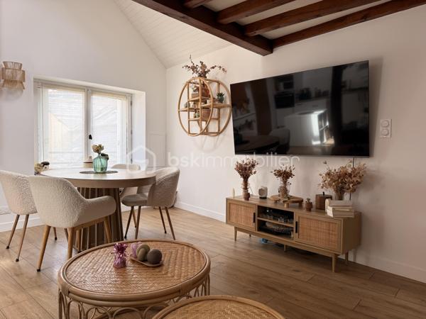 Et si votre prochain coup de cœur se cachait dans une petite rue paisible, à deux pas de toutes les commodités ?

Situé en rez-de-chaussée d'une petite copropriété, avec son entrée indépendante, cet appartement de 63,4 m² séduit dès l'entrée par sa belle hauteur sous plafond et sa luminosité.

L'espace de vie offre une atmosphère chaleureuse avec une cuisine ouverte sur le salon, sublimée par une cheminée décorative qui renforce tout le cachet des lieux.

L'appartement se compose de :
- Un vaste espace de vie avec cuisine ouverte,
- 2 chambres 
- Un espace mezzanine, idéal pour un coin lecture, un bureau ou un espace détente
- Une salle d'eau,
- Un WC indépendant
Charges avec eau froide : 1295€/an

Les atouts : 

- DPE C 
- Appartement chaleureux, lumineux
- Charme de l'ancien avec volumes atypiques
- Centre de Saint-Aubin-d'Aubigné : commerces, écoles et services accessibles à pied


Un logement plein de charme, idéal pour celles et ceux à la recherche d'un bien atypique et agréable à vivre, au cœur du centre-ville.

À découvrir rapidement pour apprécier pleinement ses volumes et son atmosphère
