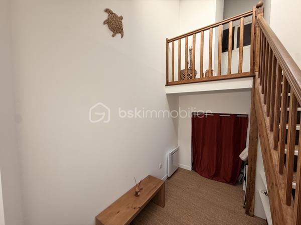 Et si votre prochain coup de cœur se cachait dans une petite rue paisible, à deux pas de toutes les commodités ?

Situé en rez-de-chaussée d'une petite copropriété, avec son entrée indépendante, cet appartement de 63,4 m² séduit dès l'entrée par sa belle hauteur sous plafond et sa luminosité.

L'espace de vie offre une atmosphère chaleureuse avec une cuisine ouverte sur le salon, sublimée par une cheminée décorative qui renforce tout le cachet des lieux.

L'appartement se compose de :
- Un vaste espace de vie avec cuisine ouverte,
- 2 chambres 
- Un espace mezzanine, idéal pour un coin lecture, un bureau ou un espace détente
- Une salle d'eau,
- Un WC indépendant
Charges avec eau froide : 1295€/an

Les atouts : 

- DPE C 
- Appartement chaleureux, lumineux
- Charme de l'ancien avec volumes atypiques
- Centre de Saint-Aubin-d'Aubigné : commerces, écoles et services accessibles à pied


Un logement plein de charme, idéal pour celles et ceux à la recherche d'un bien atypique et agréable à vivre, au cœur du centre-ville.

À découvrir rapidement pour apprécier pleinement ses volumes et son atmosphère